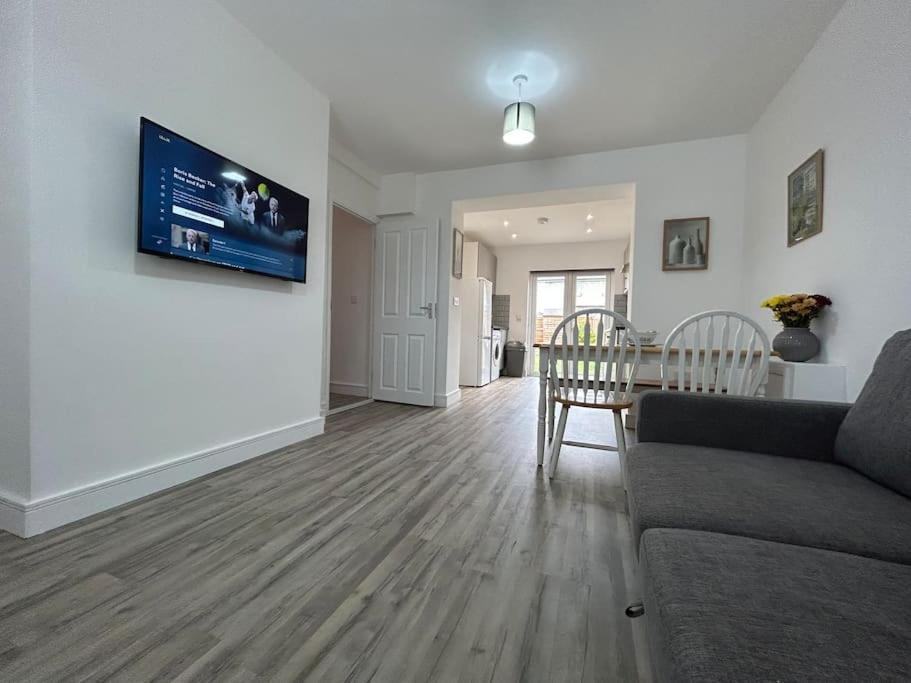 Bali Bliss Garden Flat With Parking Apartment Enfield Ngoại thất bức ảnh