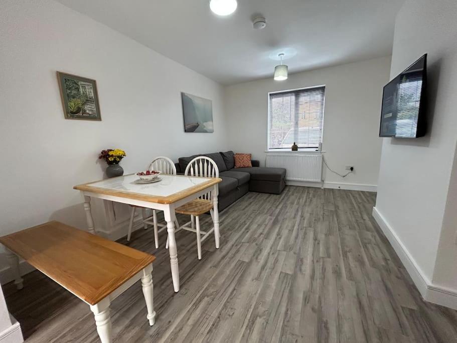 Bali Bliss Garden Flat With Parking Apartment Enfield Ngoại thất bức ảnh